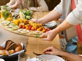 Menu sezonowe na przyjęcie — dlaczego warto stawiać na lokalne składniki