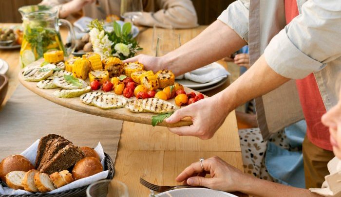 Menu sezonowe na przyjęcie — dlaczego warto stawiać na lokalne składniki